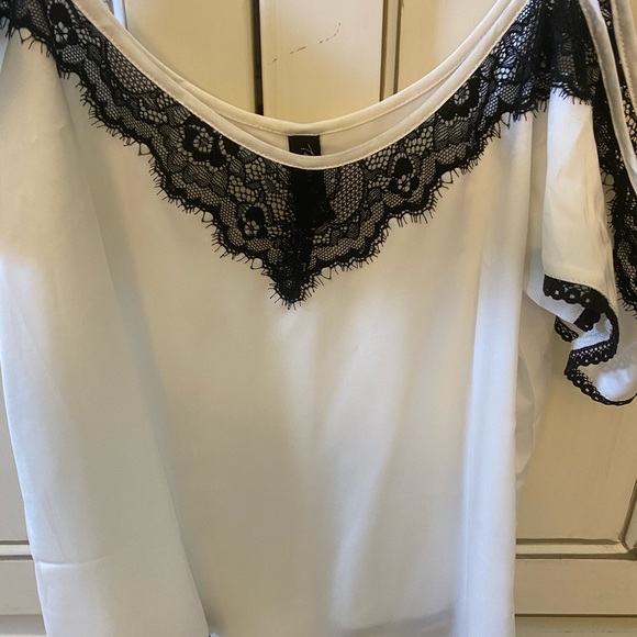 Thistle and Spire off the shoulder lace top. Small - Picture 2 of 4